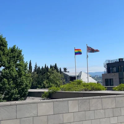s.....w - Ambasada UK w Gruzji wywiesiła przy swojej siedzibie w Tbilisi tęczową flag...