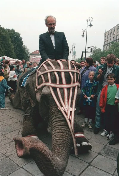 kuba70 - @awres: Jak na króla Polski przystało powinien pojechać na cyrkowym słoniu. ...