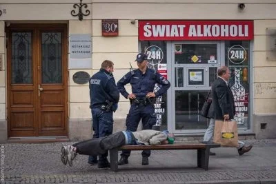 januszzczarnolasu - Obywatel zamiast chodzić po ulicy, powinien się położyć na ławce.