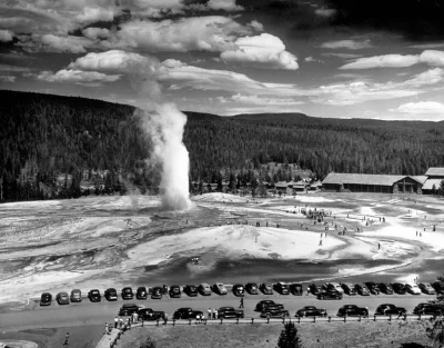 wfyokyga - Wybuch gejzera w Yellowstone, 1946.
#historia #gejzery #ciekawostki