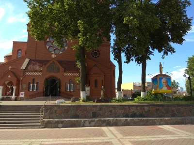 piwomojepaliwo - Mińsk, kościół w samym centrum miasta a obok Papa JP II, co pokazuje...