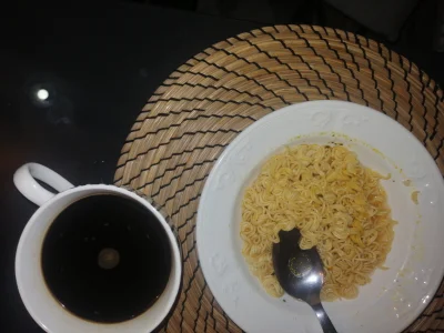 Z.....k - Chłopa śniadanie przed kołchozem, ehhh. Zupka chińska i kawa z rana. 
#prze...