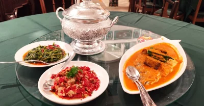 kotbehemoth - Przepyszne jedzenie kuchni Peranakan (Nyonya) w eleganckiej restauracji...