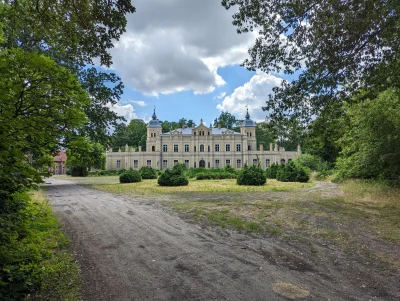 Nivuses - Opuszczony neorenesansowy pałac z XIX wieku. Przykre, że takie wspaniałe ob...