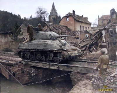 wojna - Amerykański czołg M4A1 Sherman z 741 Batalionu Czołgów, przejeżdża przez most...