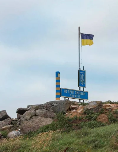waro - Flaga Ukrainy ponownie zawisła na Wyspie Węży (｡◕‿‿◕｡)

#ukraina