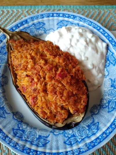 maegalcarwen - Bakłażan faszerowany ryżem, soczewicą i pomidorami, do tego jogurt z o...