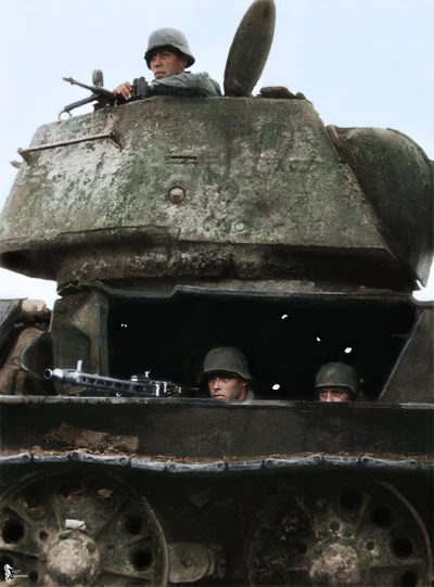 wojna - Sekcja MG 42 w zniszczonym rosyjskim czołgu T-34/76, Stalingrad, front Wschod...