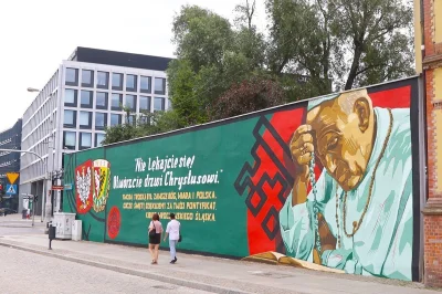 J.....s - Nielegalny (nieuzgodniony z konserwatorem zabytków) mural z papieżem i WKS ...