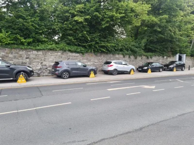 El_Duderino - W Irlandii się nie #!$%@?ą z parkującymi na chodnikach, nie ma znaczeni...