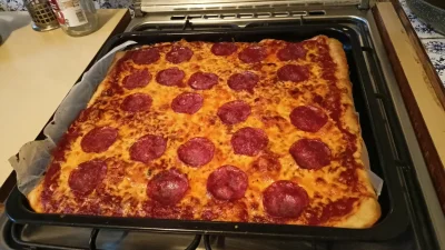 rtpnX - Moja pierwsza pizza. Wygląda nieźle. Czekam aż trochę ostygnie.

#pizza #jedz...
