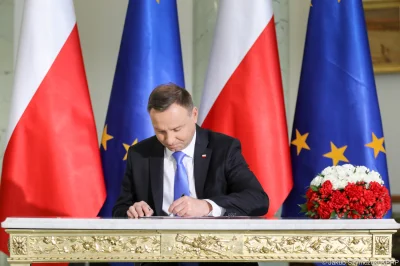 mickpl - Za pół godziny Andrzej Duda podpisze ustawę o wakacjach kredytowych. To jakb...