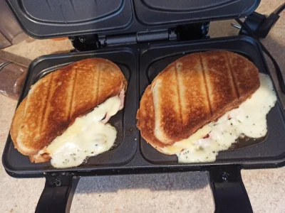 diway - Ehh pyszne tosty z chleba a nie tostowego gówna. Cebula, dużo sera, szynka i ...
