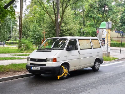 cochese - Jeden niedorozwój w VW Transporterze zaparkował przy samym przejściu dla pi...