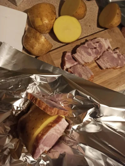 diway - Robię se ziemniaki z boczkiem na grillu. 

#foodporn #gotujzwykopem