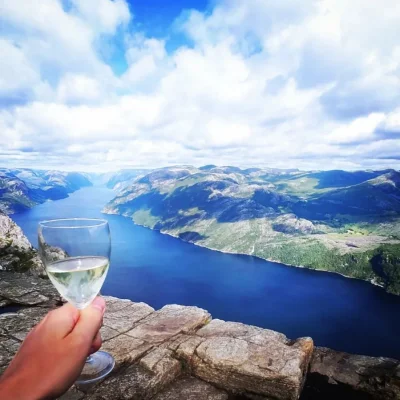 normanos - Fjordy jedzo z renki ( ͡° ͜ʖ ͡°)

Opłacało się wnosić winko i szkło na #...