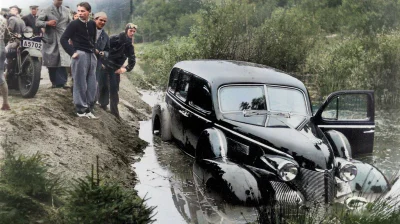 nowyjesttu - Wrzesień 1946., wiejskie okolice Sztokholmu. Wypadek samochodu Króla Szw...