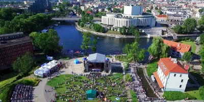 L.....t - @chilon: byłem na kilku koncertach pod chmurką i z trawy pod sceną nie zost...