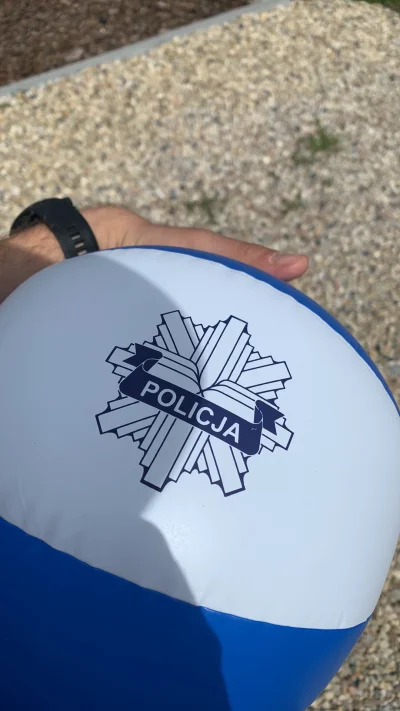kutwa_sprytny - Policja sprzedaje takie eleganckie piłki plażowe 
Cena to jedyne 50pl...