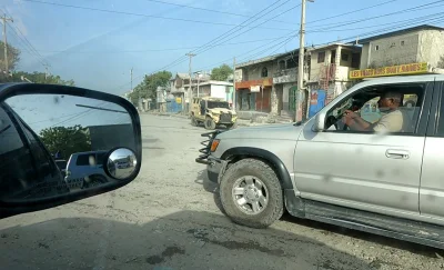 mateoaka - Jedziemy dalej. Na zdjęciu ulica, na której była strzelanina. Na Haiti pań...