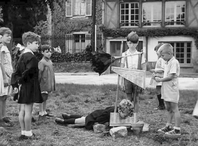 myrmekochoria - Dzieci bawiące się w gilotynę, lata 30. XX wieku.

#starszezwoje - ...