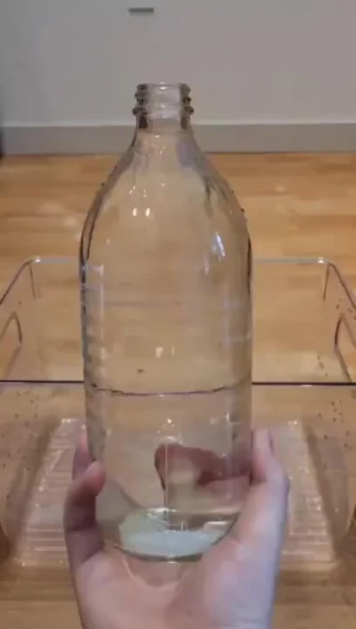 makrofag74 - #woda #fizyka #trik

Jak szybciej wylać wodę z butelki.