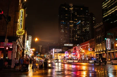 kej-ti - Nashville w stanie Tennessee to miasto pełne energii, muzyki country, barów ...