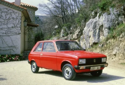 francuskie - Peugeot 104 - po raz pierwszy zaprezentowany w 1972 roku 
najmniejszy s...