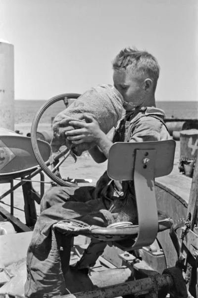 myrmekochoria - Russell Lee, Chłopiec pijący wodę ze słoika, 1939

#starszezwoje - ...