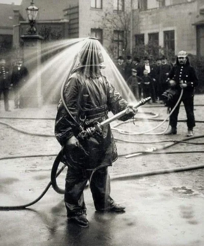 pipun - Kombinezon strażaka z początku XX wieku, pozwalający zbliżyć się do ognia
#c...