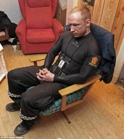 Neto - Fot. Norweski policjant po ciężkim dniu pracy.