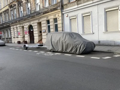 RisingKnee - Ulica pod szpitalem w #krakow. Ruch duży l, przyjęcia na sor, do szpital...