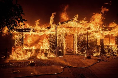 wariat_zwariowany - Płomienie pochłaniają dom przy Triangle Road w czasie pożaru Oak ...