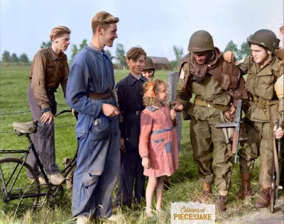 wojna - Porucznik Bernard M. Nakla, daje gumę małej holenderskiej dziewczynce, podcza...