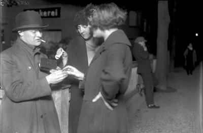 myrmekochoria - Prostytutki kupują kokainę od dilera, Berlin 1930. Jest serial Babilo...