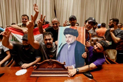 JanLaguna - @JanLaguna: Tutaj zwolennicy Sadra z jego portretem w parlamencie