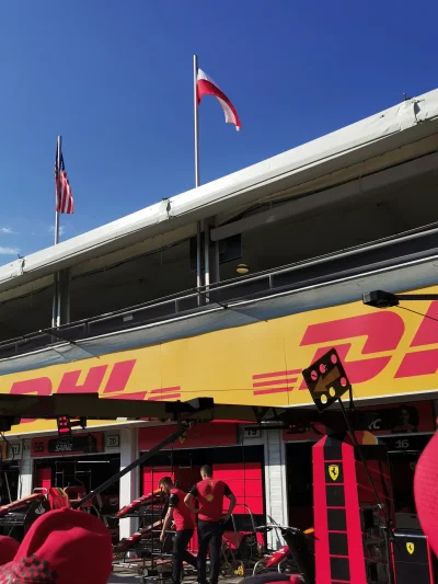 Bobokkk - #hungaroring polska flaga nad garażem Ferrari. Hmm #f1