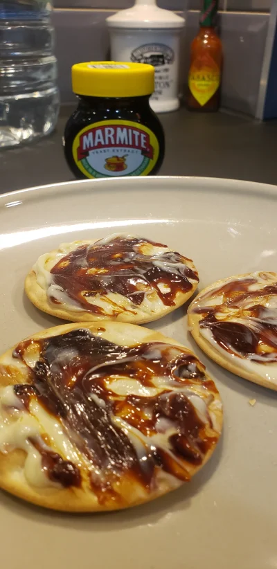 1.....2 - Czy też smarujecie krakersy masłem, zanim posmarujecie #marmite?
Z dżemem i...