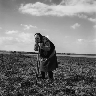 brusilow12 - „Pani Zofia opłakuje bliskich stojąc w miejscu, gdzie do 12 lipca 1943 r...