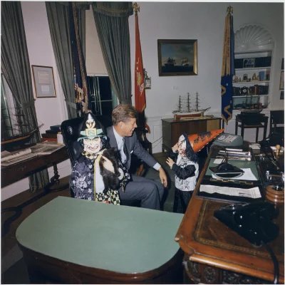 myrmekochoria - Dzieci odwiedzają swojego ojca w gabinecie owalnym, Halloween 1963. K...