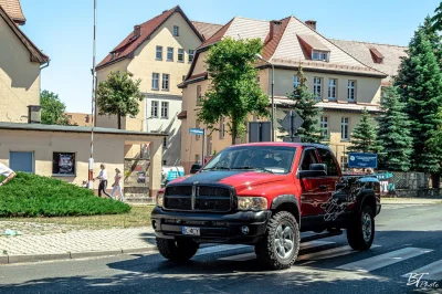 Gostas - Dobra… pokaże wam czym przyjechałem, żebyście się mogli zesrać kuhwa biedaki...