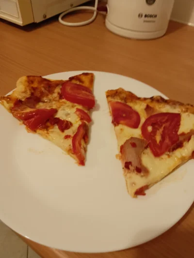 przegro_pisarz - Moja pierwsza w życiu pizza. Mam nadzieję, że lepiej wygląda niż Mac...