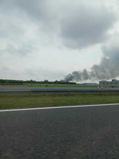 prawdziwy_warmianin - Jakiś pożar ale wydaje mi się że poza terenem lotniska 
#rzeszo...