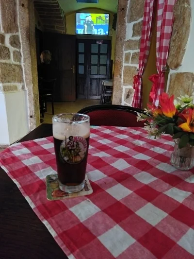 Mfalme_Kitunguu - Jest klimacik, oglądam sobie w czeskiej "hospudce" przy ciemnym piw...