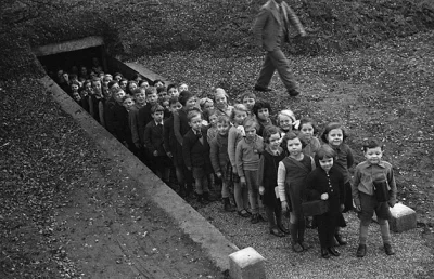 myrmekochoria - Dzieci w schronie przeciwlotniczym, Walia albo Anglia 1940. 

#star...