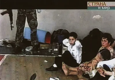 myrmekochoria - Terrorysta stojący na dotykowym zapalniku (czuwaku), Biesłan 2004 rok...