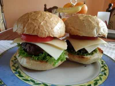 dzek - @niochland: Burgerek domowy. Mięso na burgera smażysz na grillu i pakujesz w b...