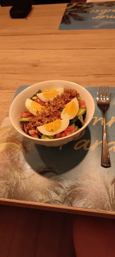 T3sla - Taki lunch bowl popełniłem.
Mix sałat, jajo, awokado, pomidor, prażona cebula...