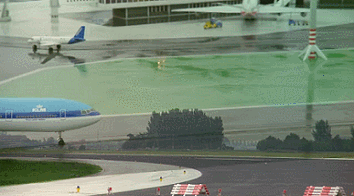 bizonsky - Czyszczenie samolotu na płycie lotniska

#ciekawostki #lotnictwo