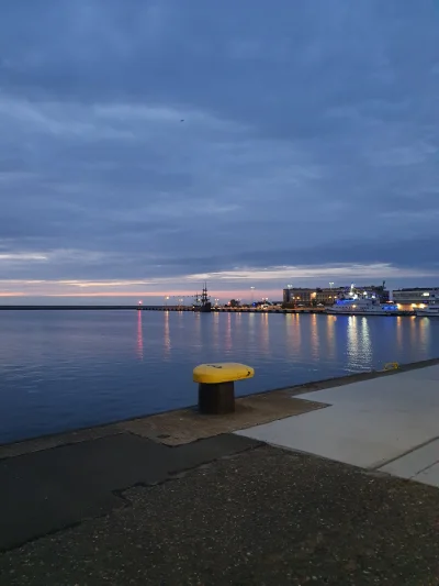 dziobnij2 - Tym razem godzina 04:42. Siedzę na ławce i piję frappuccino oraz jem Mont...